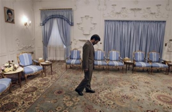 احمدی‌نژاد: در سیاست باقی می‌مانم
