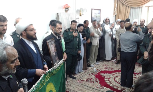 پرچم امام رضا (ع) در منزل شهید حیاری + تصاویر